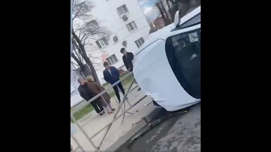 В центре Краснодара на дороге перевернулся автомобиль с потерявшим сознание водителем
