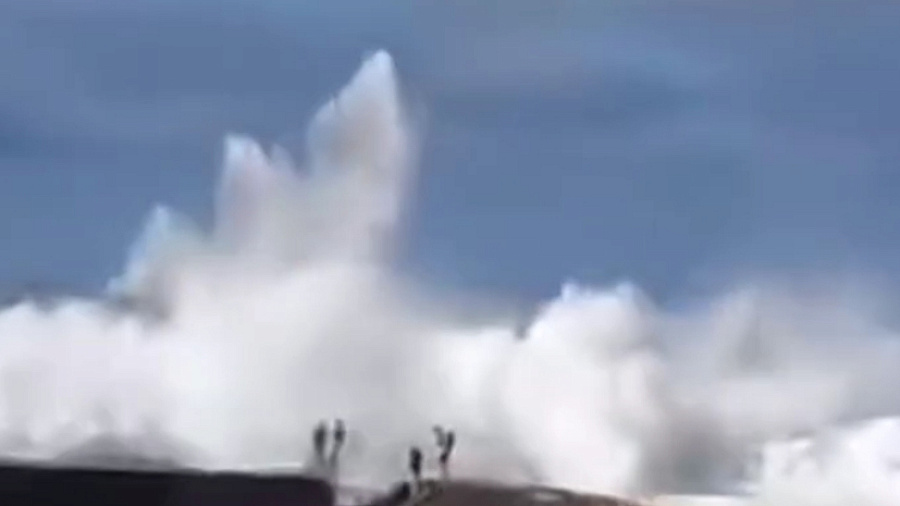 В Испании мощная волна смыла туристов с пирса и погубила жизнь человека 