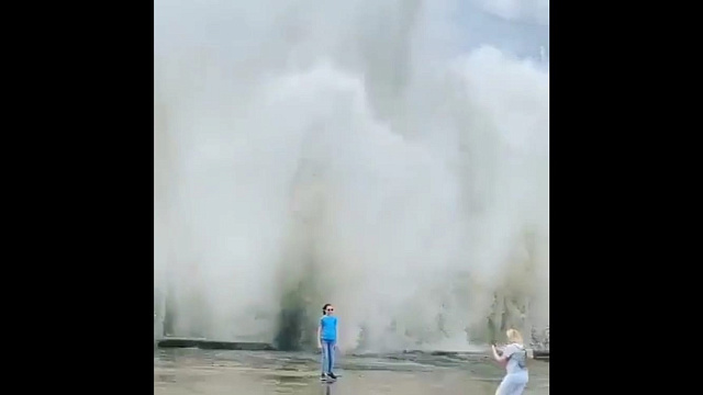 Видео из Сочи с женщиной, фотографирующей ребенка во время сильного шторма, возмутило пользователей Сети