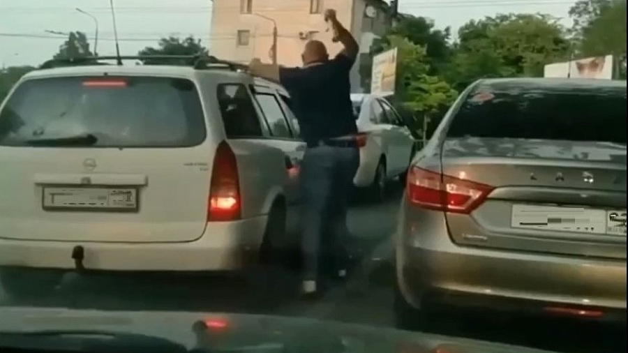 В Крыму мужчина напал с битой на водителя в ходе дорожного конфликта и попал на видео