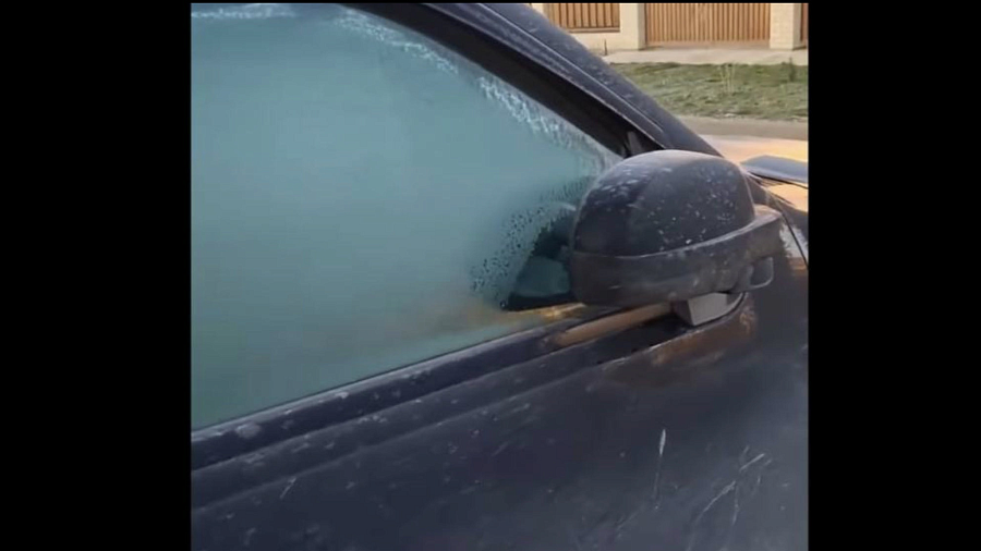 «Морозное утро»: житель Анапы пожаловался на обледеневшие автомобили