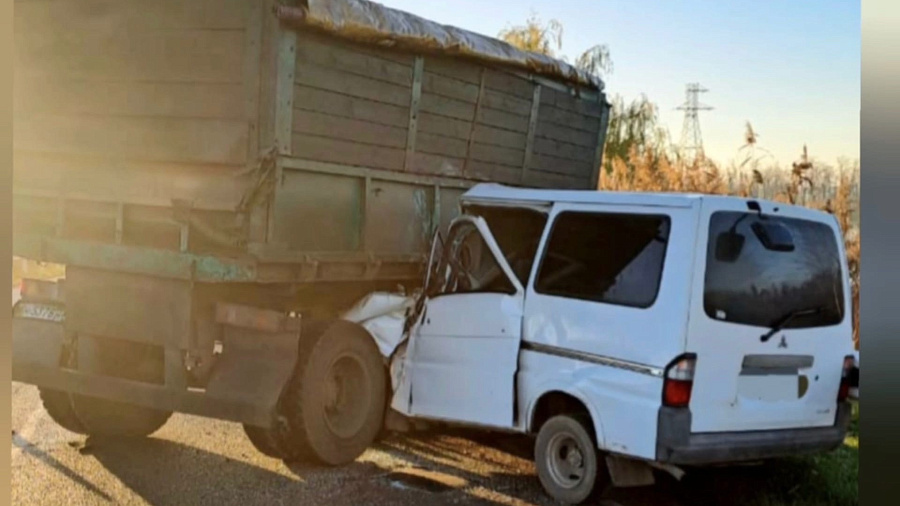 В Краснодарском крае водитель легкового автомобиля погиб из-за столкновения с прицепом, открепившимся от грузовика