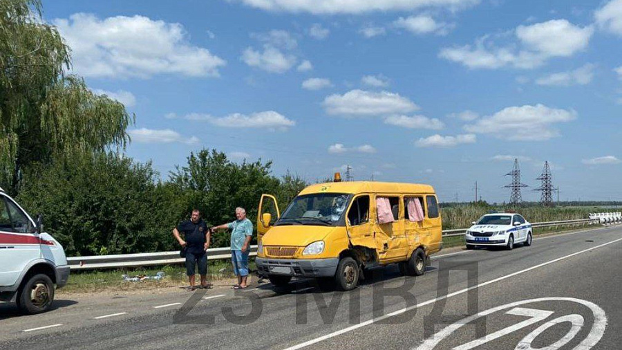 В Краснодарском крае в страшной аварии с детским микроавтобусом и грузовиком погиб 15-летний ребенок