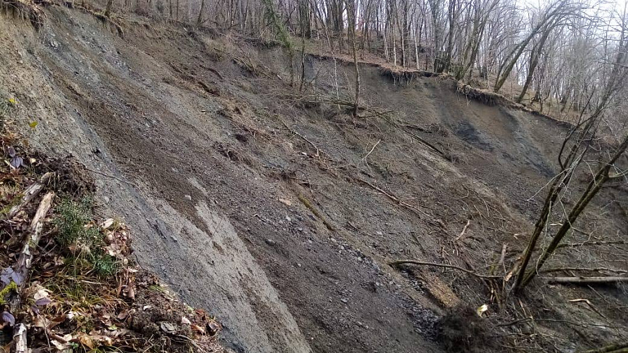 В Сочи мощный оползень снес мост и уничтожил дорогу к водопадам