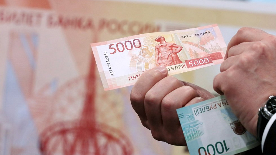 Новые банкноты в 5000 рублей вышли в обращение в нескольких регионах России