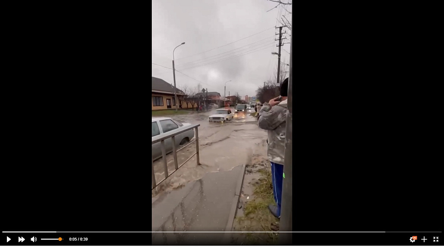Улицы Краснодара ушли под воду из-за обильных осадков