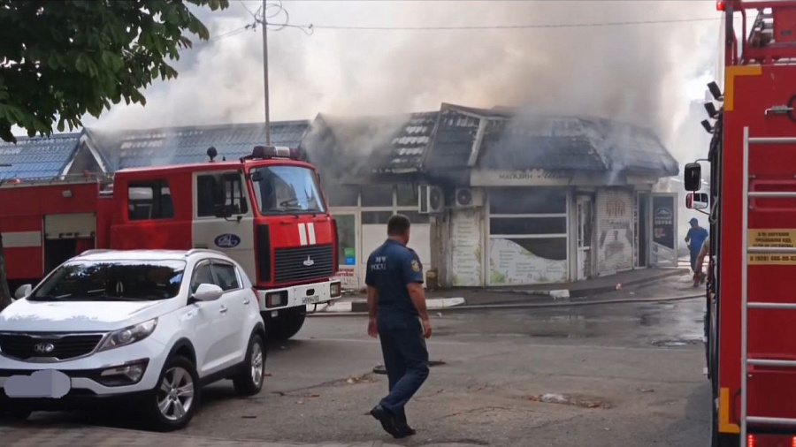 Крупный пожар охватил рынок в Туапсе