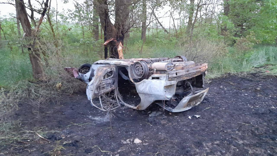 В Калининском районе машина врезалась в дерево и вспыхнула огнем 