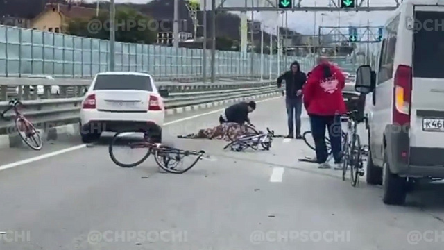 В Сочи автомобиль сбил четырех велосипедисток