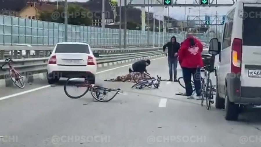 В Сочи автомобиль сбил четырех велосипедисток