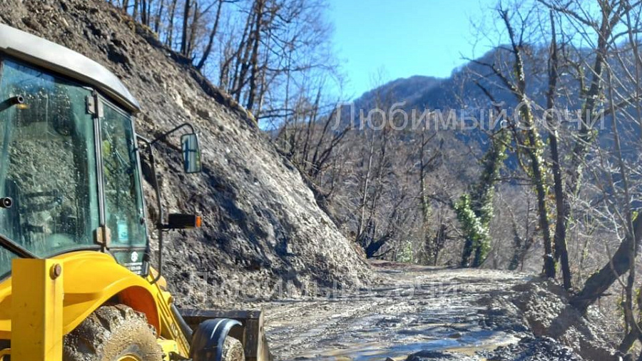 В Сочи завершили расчистку дороги к Ореховским водопадам после оползня 