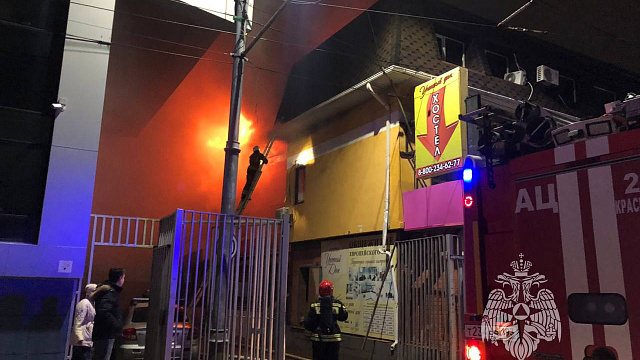 В Краснодаре ночью пожарные на протяжении 5,5 часов тушили горящий хостел