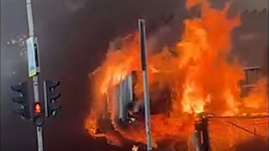 Очевидцы сняли на видео мощный пожар в парке «Джунгли» в Анапе