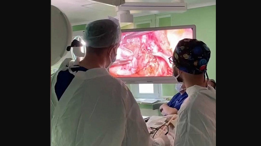 В Краснодаре хирурги извлекли из желчного протока пациента большой камень малоинвазивным способом