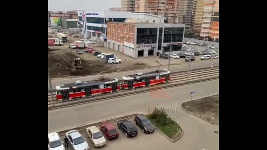В Краснодаре на новой линии на улице Московской спустя несколько часов после открытия образовалась пробка из трамваев. Видео