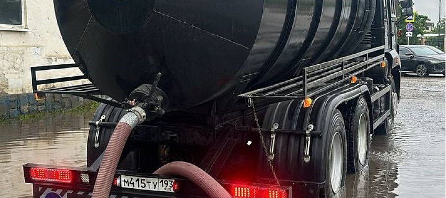 В Краснодаре затопило улицы и дворы после сильного ливня