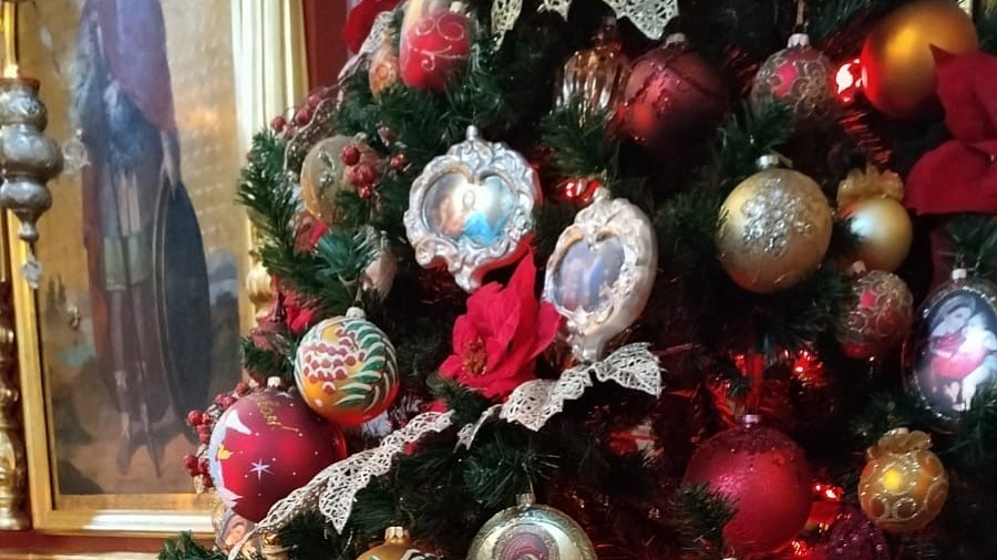 Эксперт назвал модные способы для украшения елки