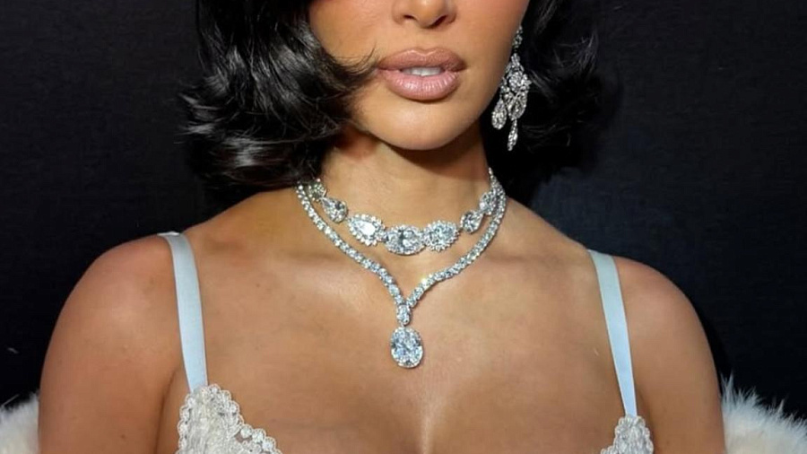 Одна из сестер Кардашьян продемонстрировала серьги почти за 30 млн рублей 