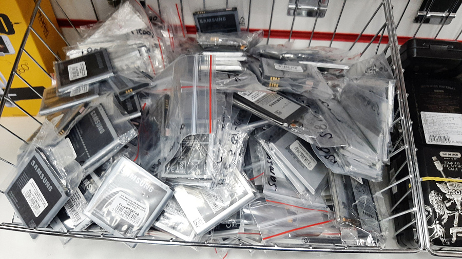 В Сочи из магазина изъяли контрафактные аксессуары для телефонов Samsung, Apple и Puma