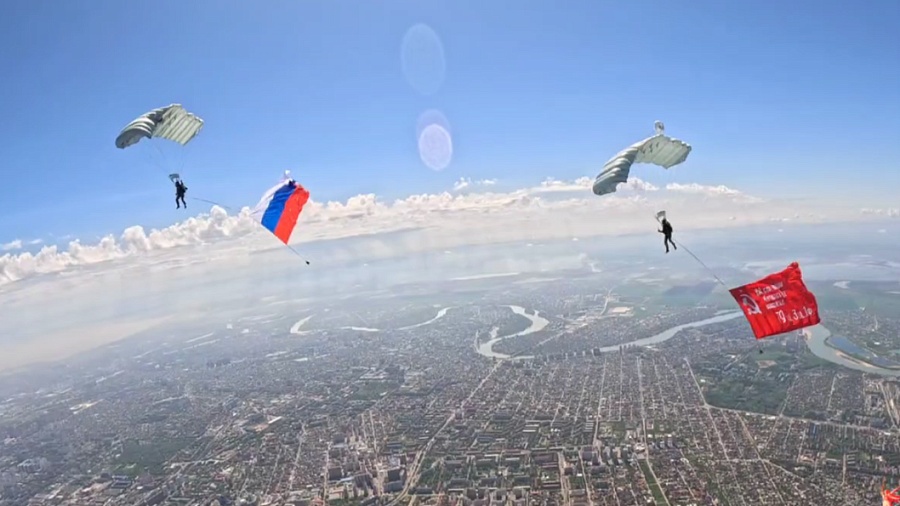 Над Краснодаром военные подняли Знамя Победы, флаги и 10-метровую Георгиевскую ленту
