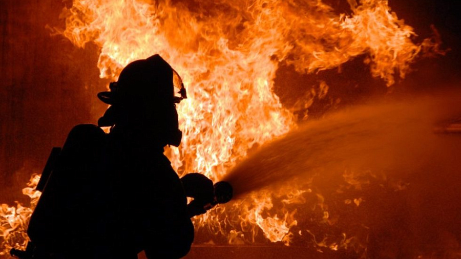 Видео: в Темрюкском районе загорелась база отдыха 