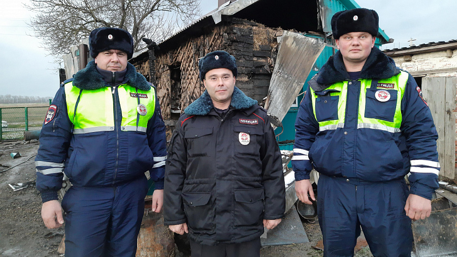 В Краснодарском крае сотрудники полиции спасли из огня пенсионерку с инвалидностью