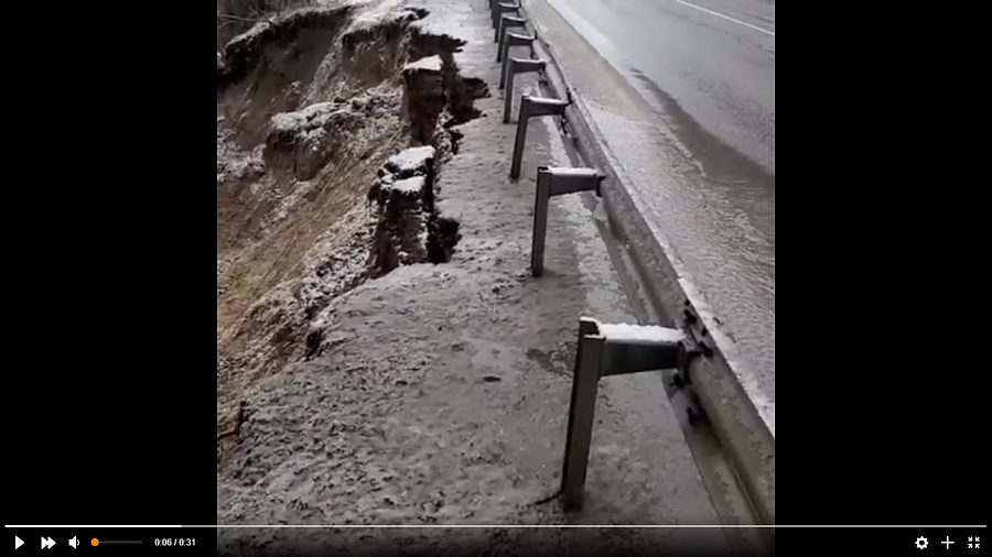 В Горячем Ключе сняли на видео, как из-за оползня рушится федеральная трасса