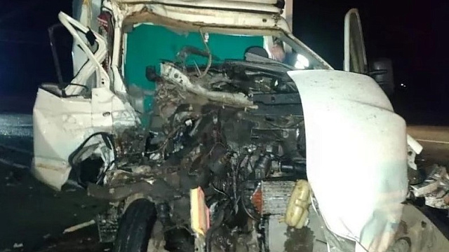 Один человек погиб в аварии с двумя грузовиками на трассе в Краснодарском крае
