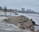 Шторм смыл защитные валы Анапы и затопил пляжи Сочи