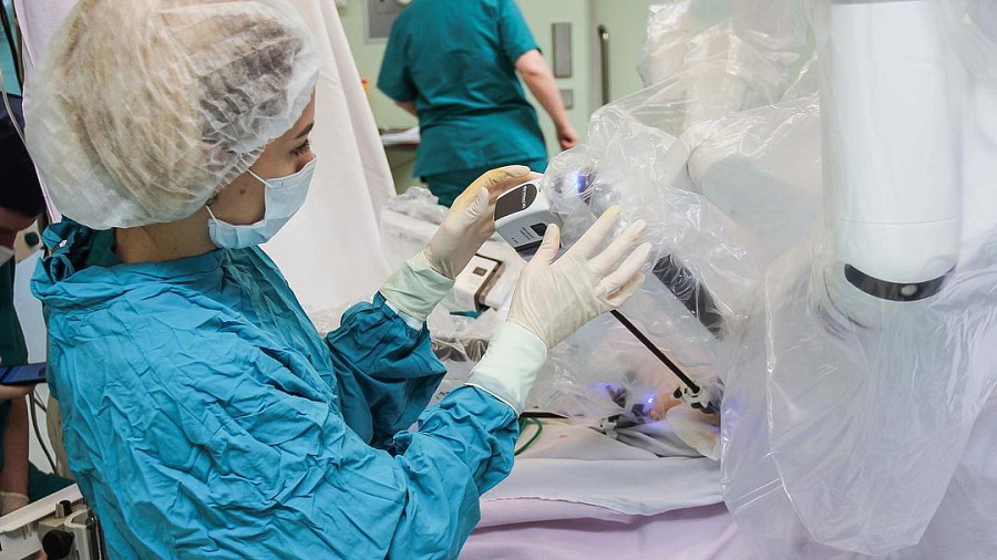 В Краснодаре хирурги впервые при помощи робота провели расширенную экстирпацию матки