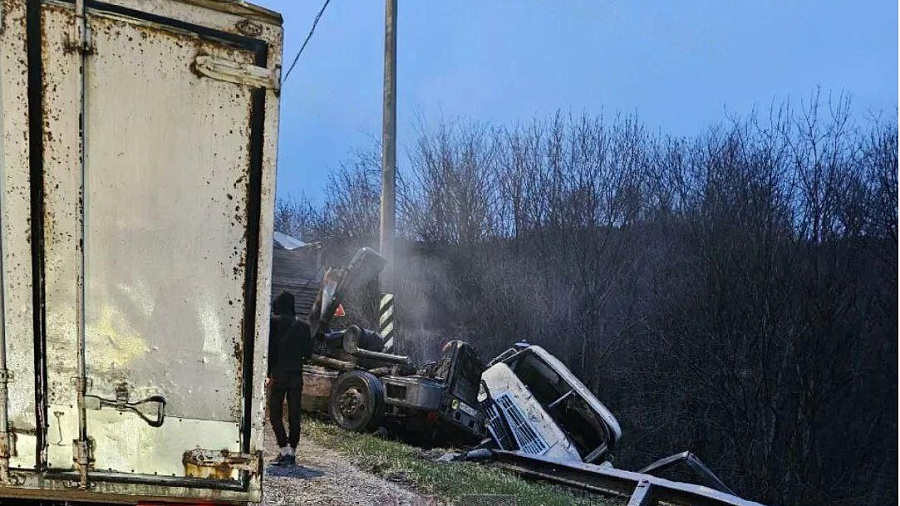 Серьезное ДТП с фурой стало причиной многокилометровой пробки под Новороссийском