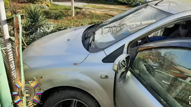 В Краснодарском крае мужчина сбил человека и влетел в забор