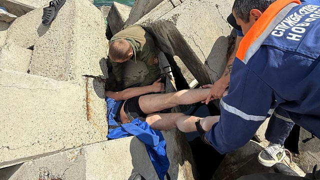 Мужчина в Новороссийске застрял в бетонных гексабитах по пути к морю 