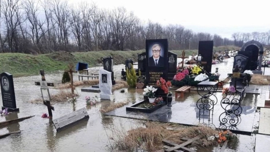 Затоплены и разрушены: в Анапе от проливных дождей пострадали 2 кладбища