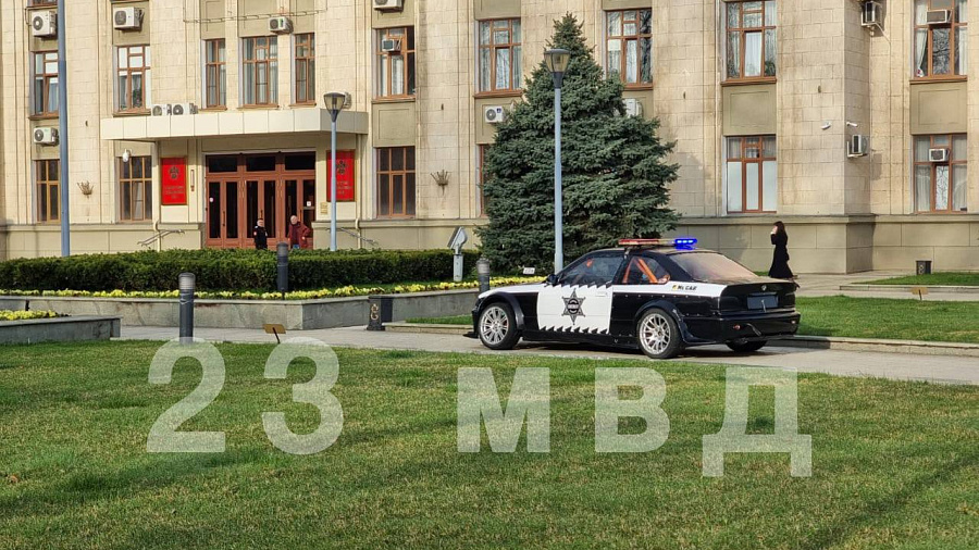 Привез «БМВ» на прицепе: в полиции Кубани рассказали подробности об автомобиле, появившемся перед зданием краевой администрации 
