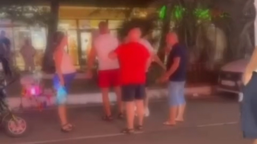 В Сочи полиция разбирается в драке между женщиной и мужчиной, произошедшей из-за электрокара