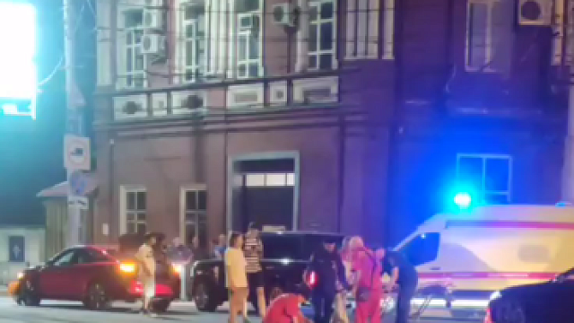 В центре Краснодара парень на самокате выехал на красный свет и попал под автомобиль
