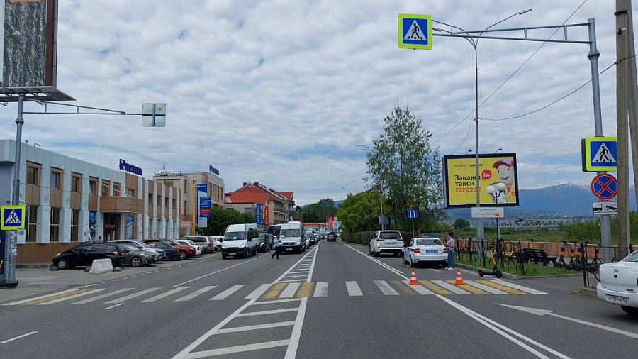 В Сочи водитель на «Лексусе» сбил ребенка с электросамокатом на пешеходном переходе