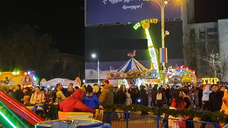 Жители Краснодара устроили огромные очереди к аттракционам на Главной городской площади