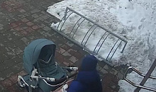 В Краснодаре сосулька с 21 этажа едва не упала на коляску с младенцем 