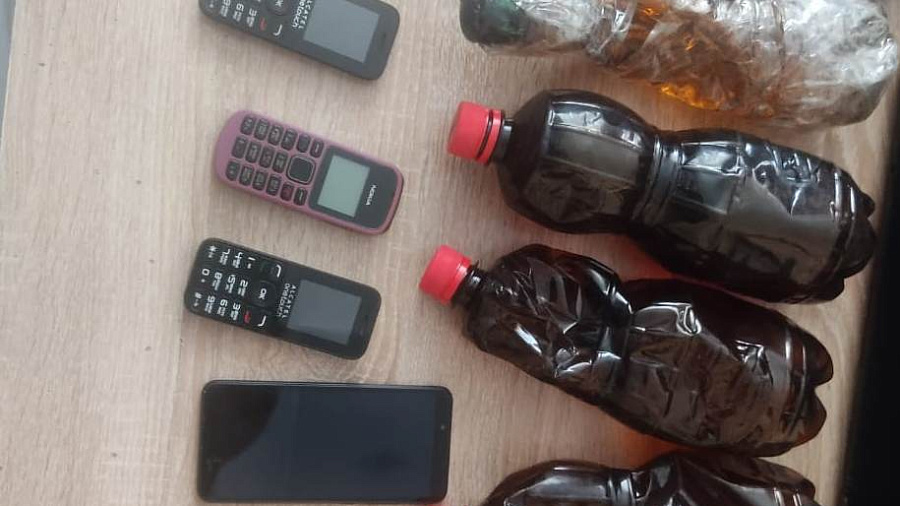 В Краснодаре мужчина пытался перебросить через забор колонии телефоны и 4 литра алкоголя