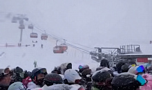 Туристы ринулись штурмовать трассы после снегопада в горах Сочи