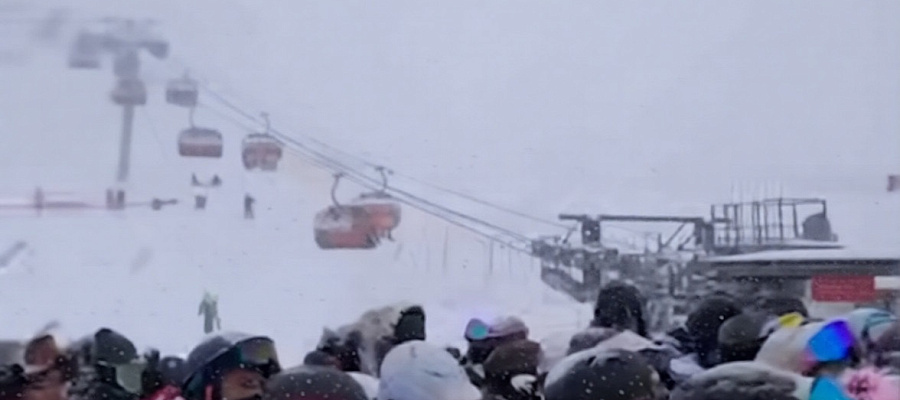 Туристы ринулись штурмовать трассы после снегопада в горах Сочи