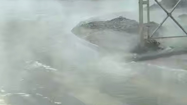 Фекальный потоп затопил оживленный перекресток в Краснодаре