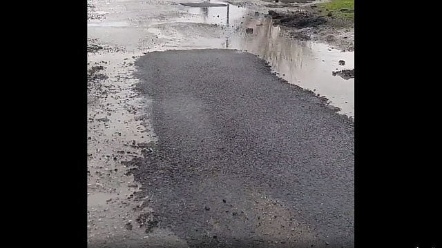 В Краснодарском крае дорожники уложили новый асфальт прямо на лужи