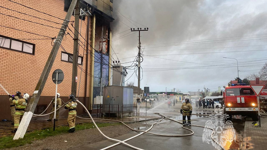 В Краснодарском крае спасатели тушат пожар в торговом центре на площади 1 тыс. кв. м