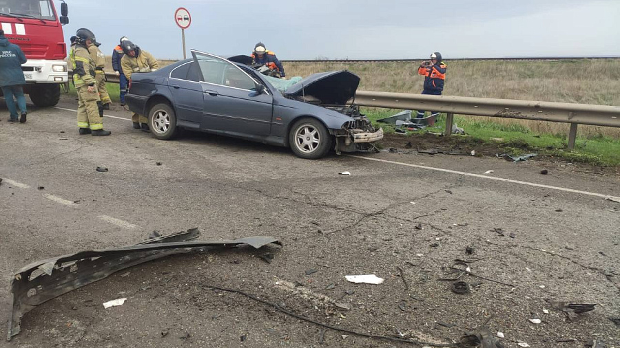 Водитель «BMW» погиб в ДТП с автобусом на трассе «Краснодар — Ейск»
