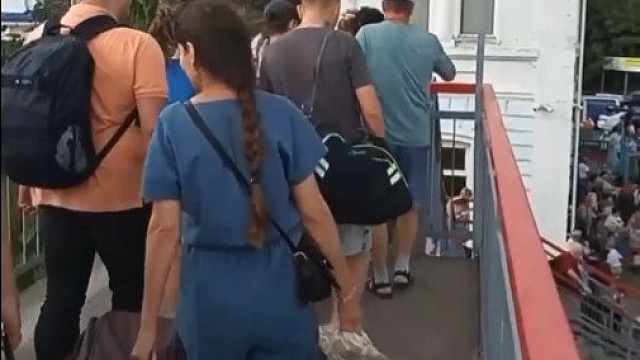 Толпы прибывающих туристов штурмуют ж/д вокзал в Новороссийске
