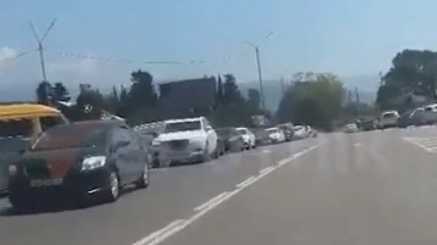 Россияне, массово покидающие Абхазию, стоят в огромной пробке на границе с Сочи