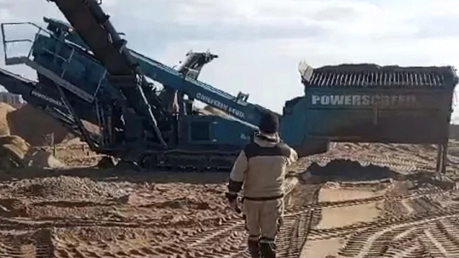 Ростовчане добились вывоза замазученного песка обратно в Краснодарский край